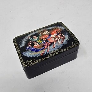 Vtg Russian Lacquer small trinket box hand painted hinged folk art country